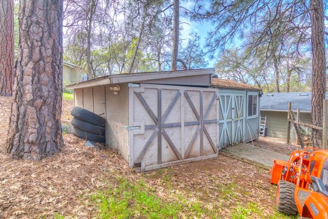 6323 Virginia Dr, Auburn, CA 95602