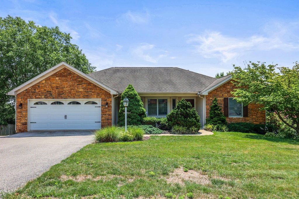 151 OVERVIEW CIR E, Red Lion, PA 17356