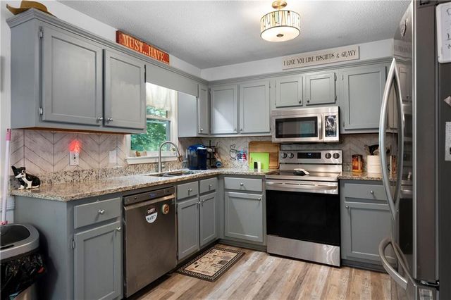 12 Graystone Drive, White, GA 30184