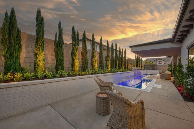 2329 E Putter Way, Fresno, CA 93730