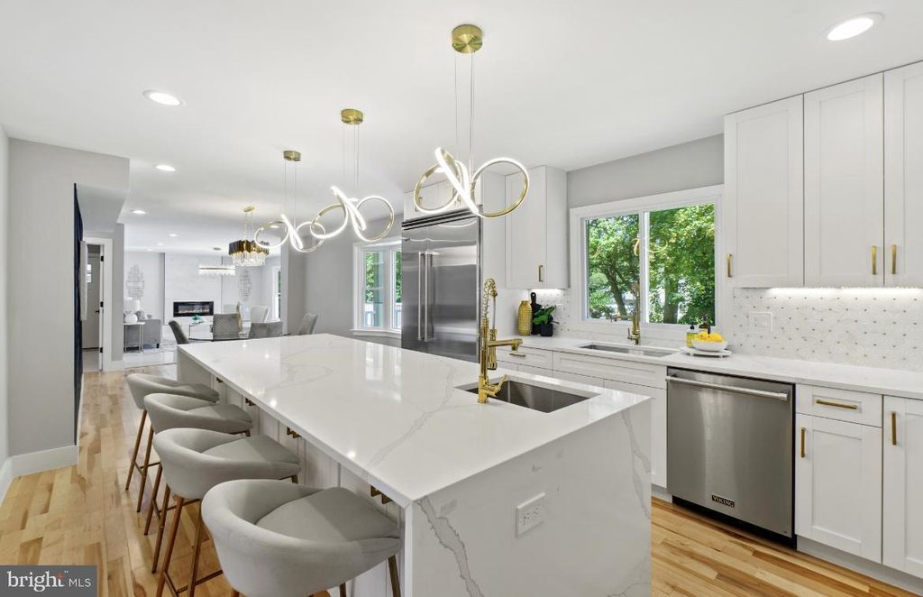 9021 CHERBOURG DR, Potomac, MD 20854