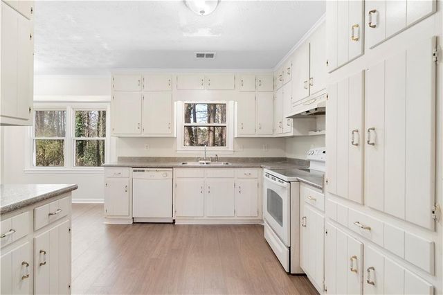 566 Sugar Valley SE Lane, Conyers, GA 30094