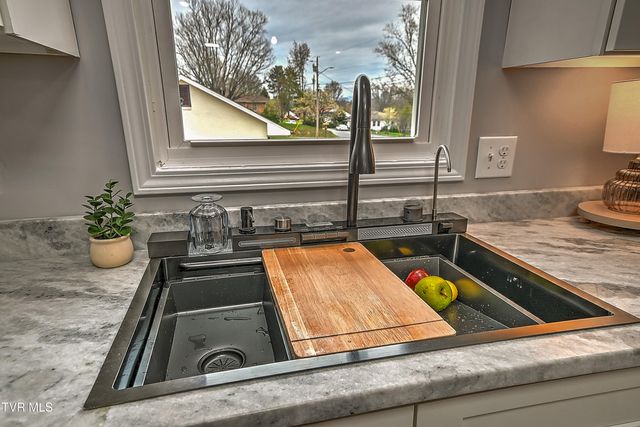 1002 Lincoln Avenue, Johnson City, TN 37604