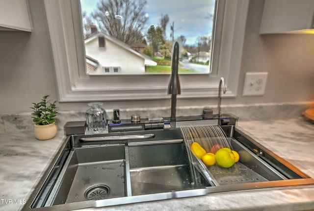 1002 Lincoln Avenue, Johnson City, TN 37604