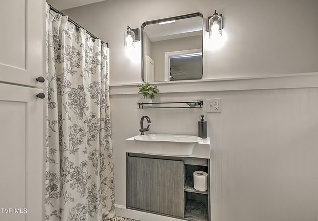 1002 Lincoln Avenue, Johnson City, TN 37604