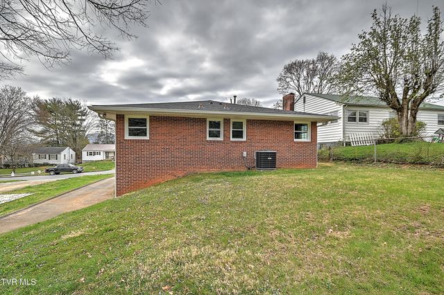 1002 Lincoln Avenue, Johnson City, TN 37604