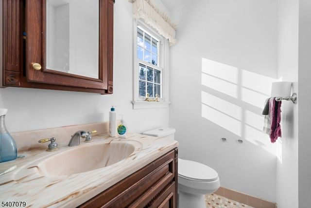 1 Oak Grove Rd, Raritan Twp., NJ 08822