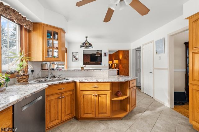 1 Oak Grove Rd, Raritan Twp., NJ 08822