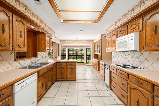 110 Cedar Drive, Oak Leaf, TX 75154