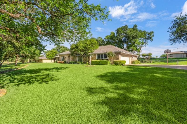 110 Cedar Drive, Oak Leaf, TX 75154