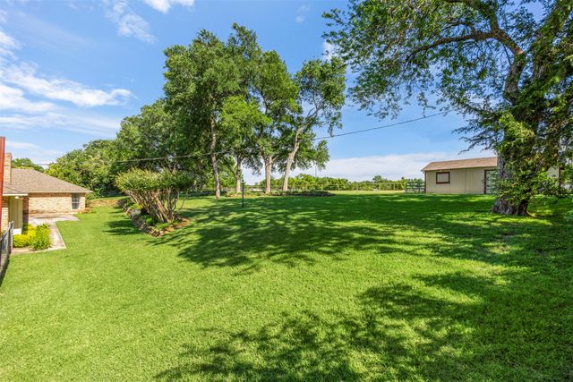 110 Cedar Drive, Oak Leaf, TX 75154