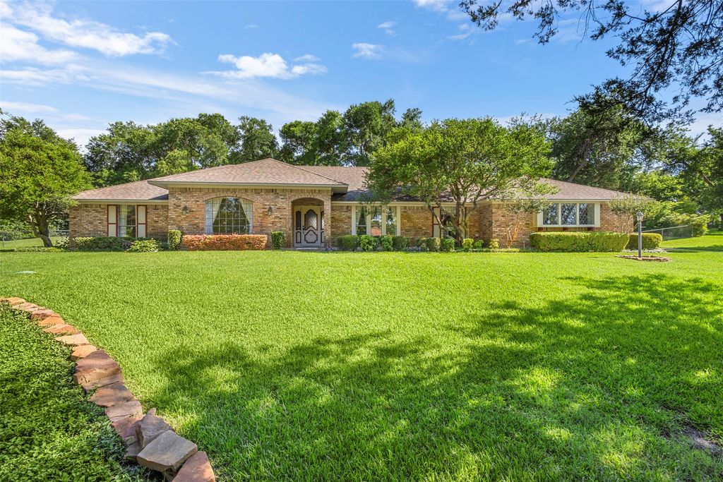 110 Cedar Drive, Oak Leaf, TX 75154