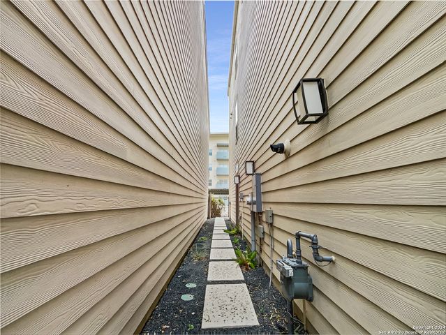 3831 Harry Wurzbach Bldg 16, San Antonio, TX 78209