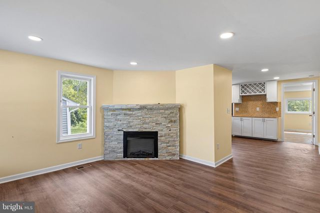 30 E MAIN ST, Christiana, DE 19702