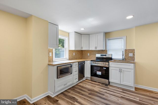 30 E MAIN ST, Christiana, DE 19702