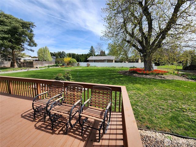 114 NE Cedar Avenue, College Place, WA 99324