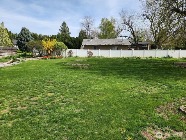 114 NE Cedar Avenue, College Place, WA 99324