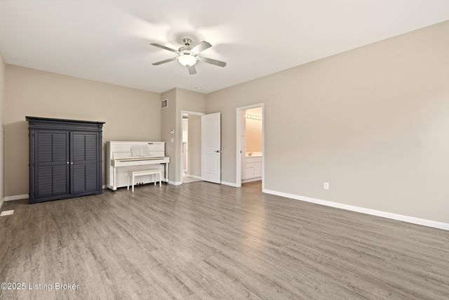 9101 Mitchell Ln, Louisville, KY 40272