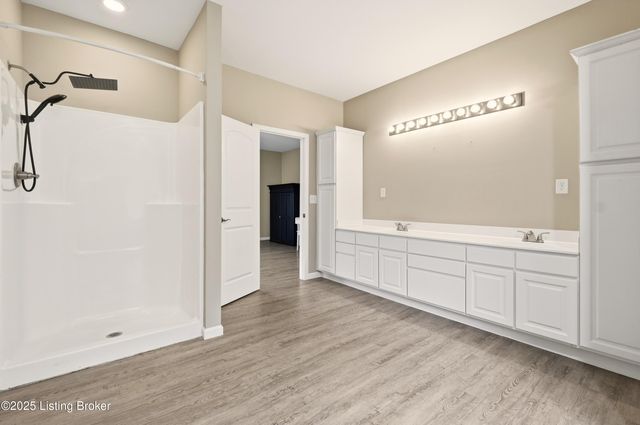 9101 Mitchell Ln, Louisville, KY 40272