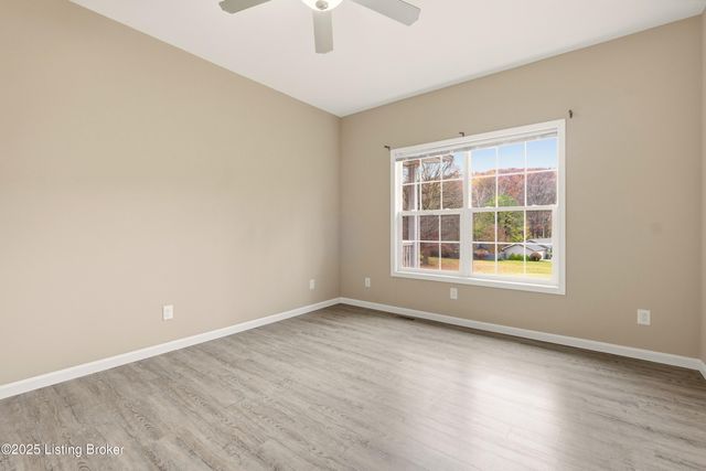 9101 Mitchell Ln, Louisville, KY 40272