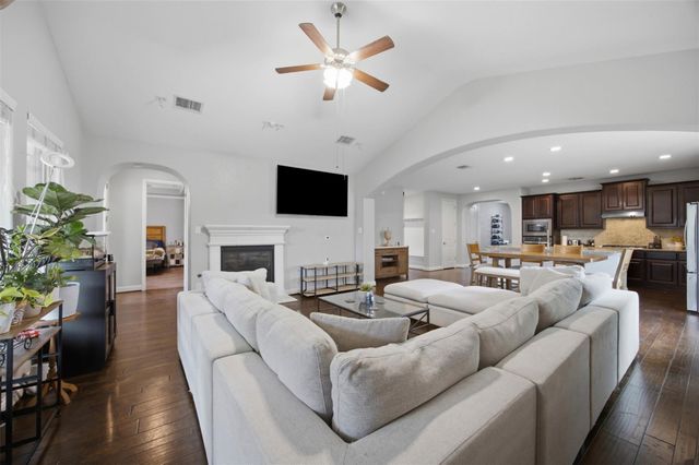 1016 Winding Way DR, Georgetown, TX 78628