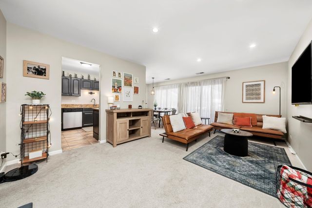 1502 7 Pines Road C2, Schaumburg, IL 60193