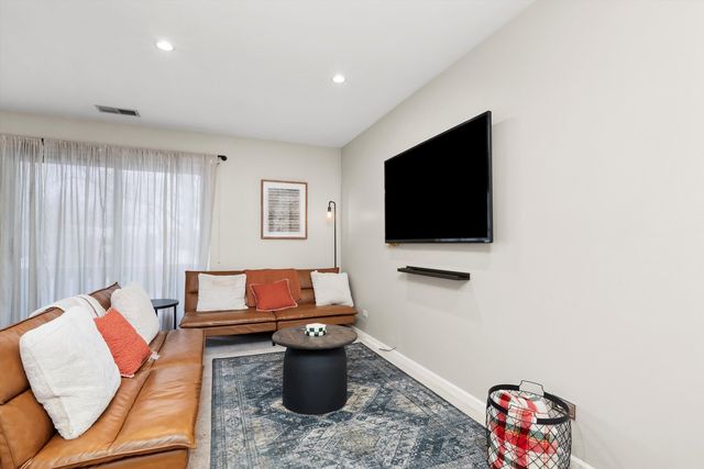 1502 7 Pines Road C2, Schaumburg, IL 60193