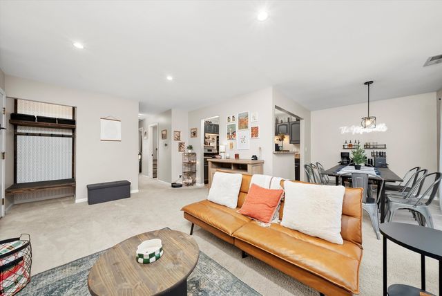 1502 7 Pines Road C2, Schaumburg, IL 60193