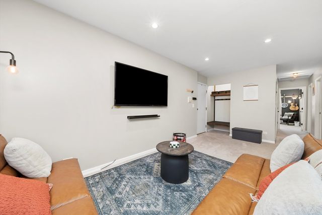 1502 7 Pines Road C2, Schaumburg, IL 60193