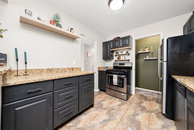 1502 7 Pines Road C2, Schaumburg, IL 60193