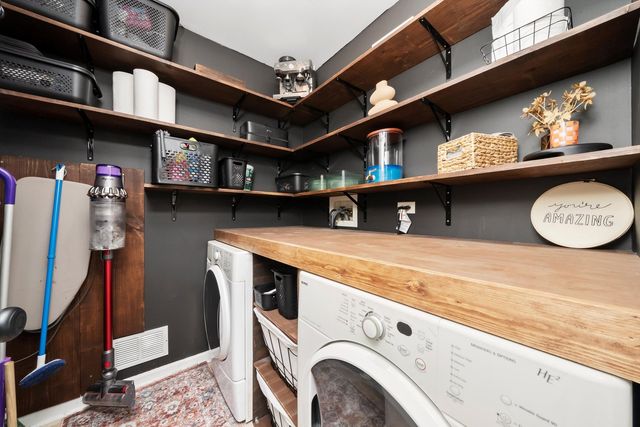 1502 7 Pines Road C2, Schaumburg, IL 60193