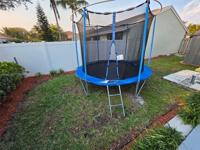 13950 Oaklawn Pl, Davie, FL 33325