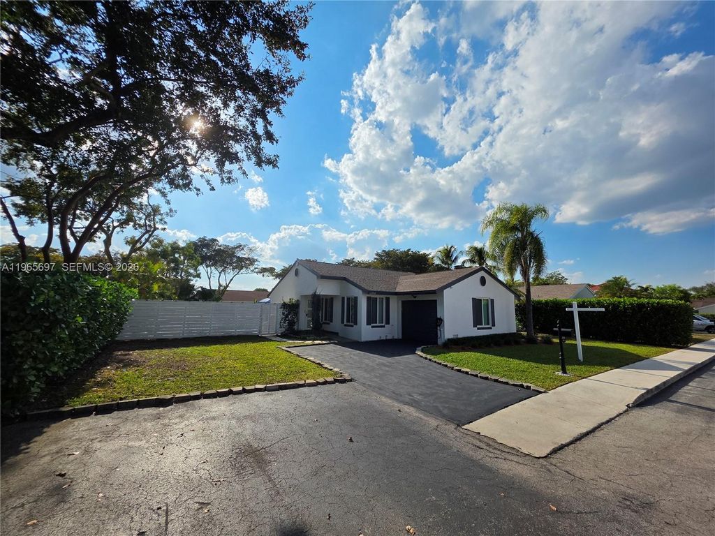 13950 Oaklawn Pl, Davie, FL 33325