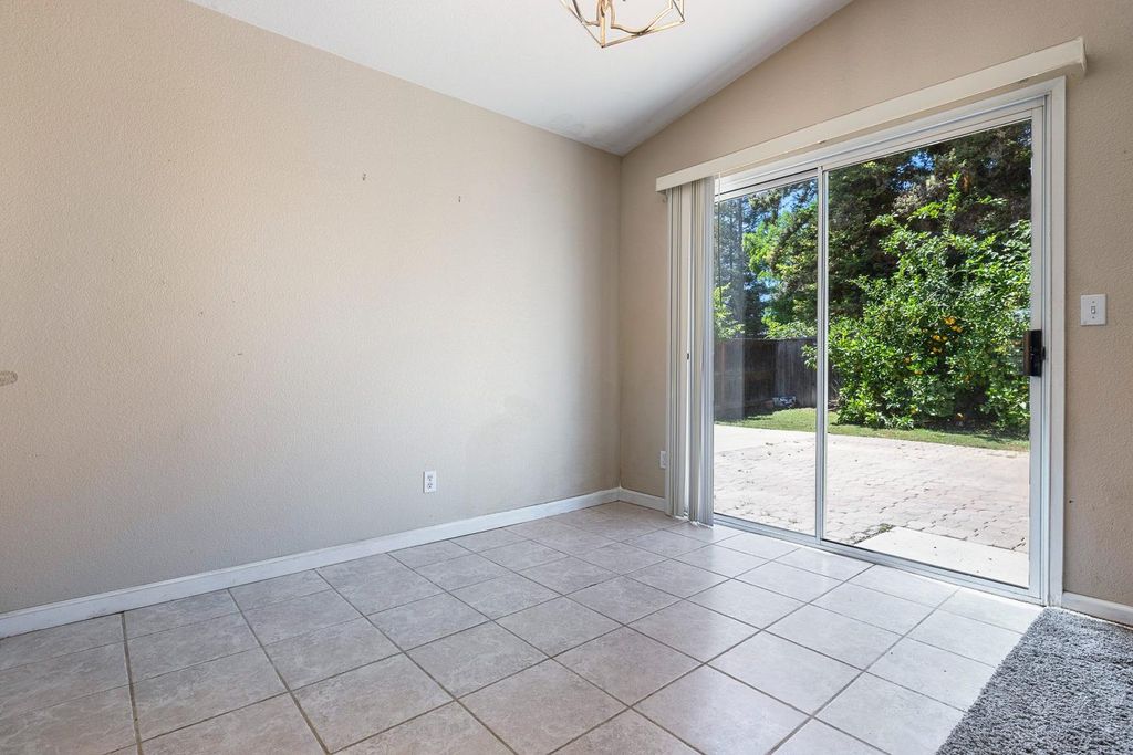 Image 12 of property listing at 7649 N Baird Avenue, Fresno, CA 93720