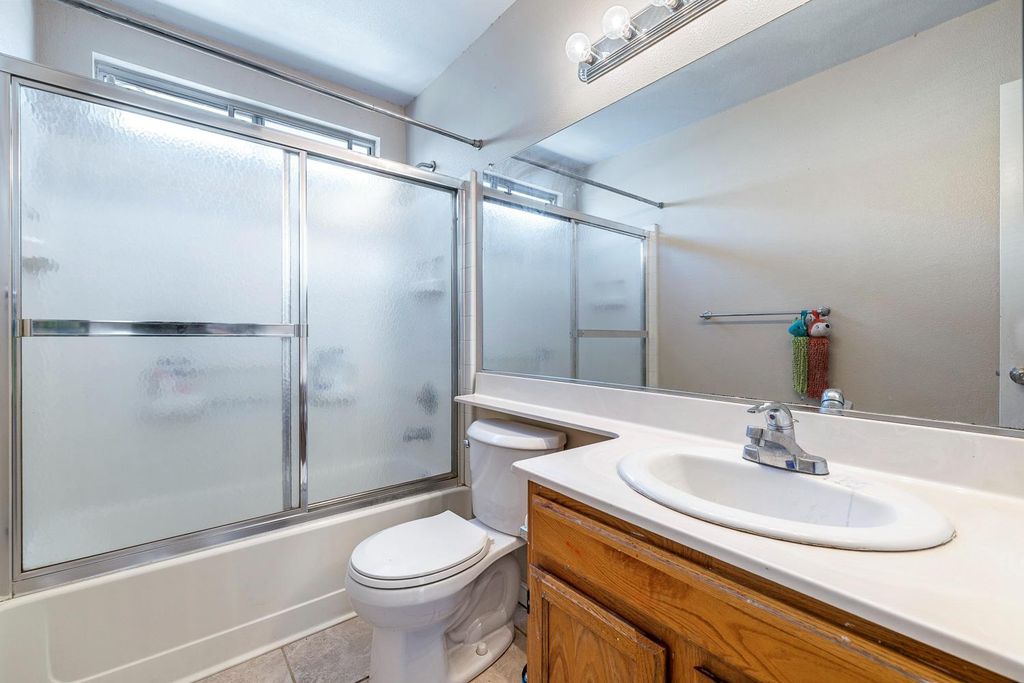 Image 13 of property listing at 7649 N Baird Avenue, Fresno, CA 93720