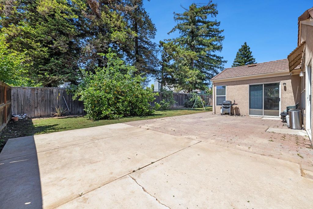 Image 23 of property listing at 7649 N Baird Avenue, Fresno, CA 93720