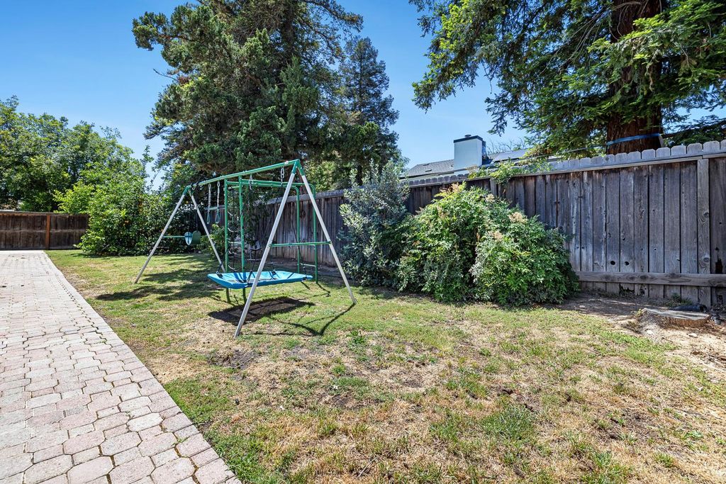 Image 26 of property listing at 7649 N Baird Avenue, Fresno, CA 93720