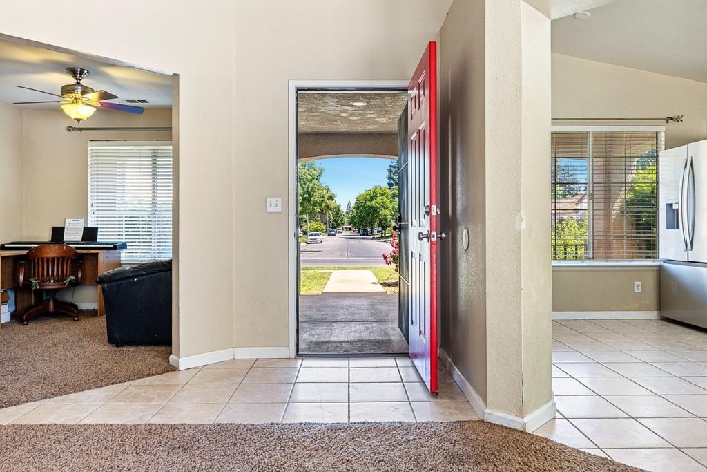 Image 3 of property listing at 7649 N Baird Avenue, Fresno, CA 93720