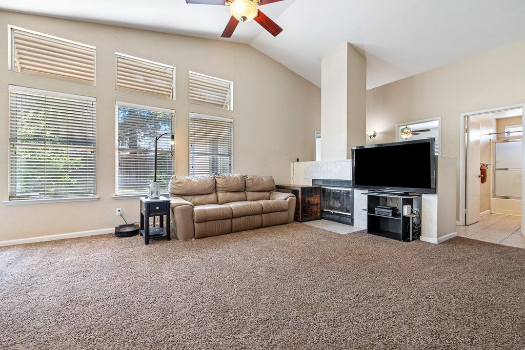 Image 4 of property listing at 7649 N Baird Avenue, Fresno, CA 93720