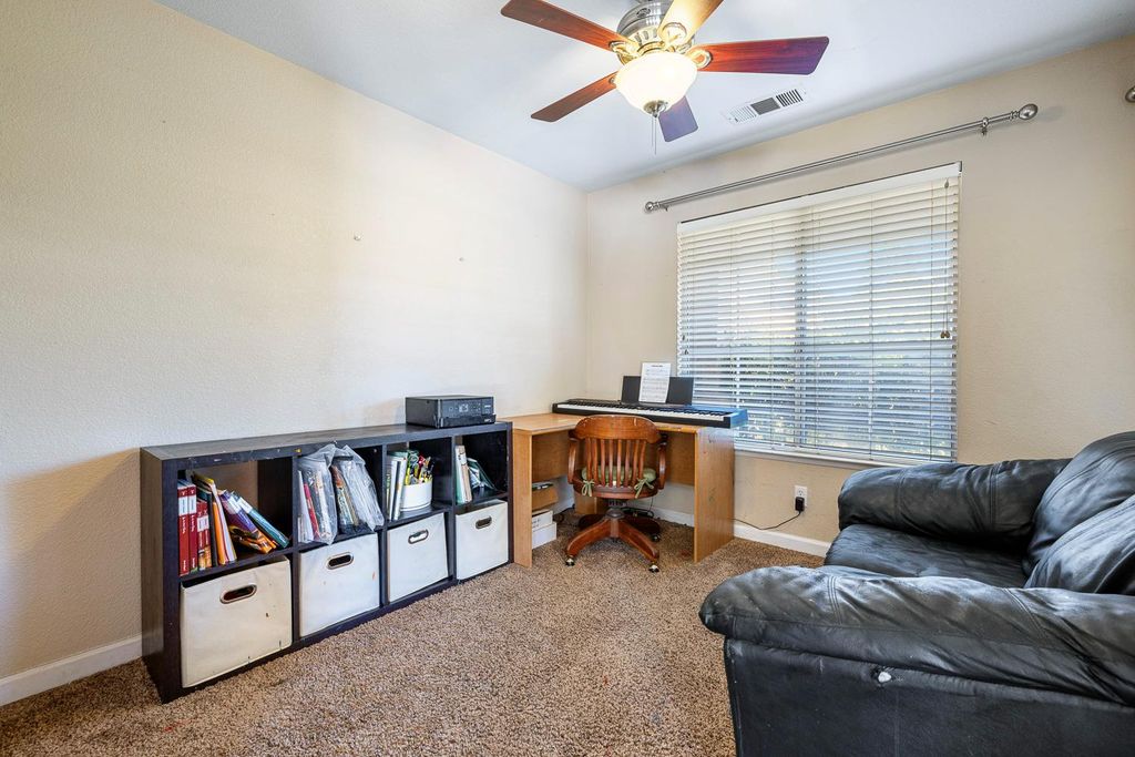 Image 7 of property listing at 7649 N Baird Avenue, Fresno, CA 93720