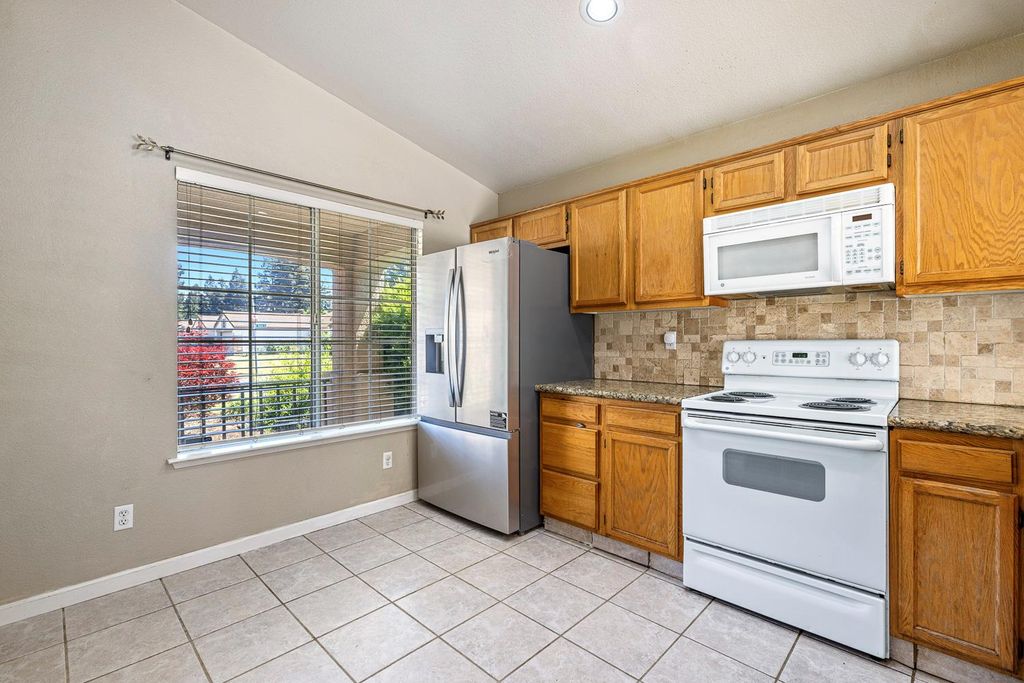 Image 8 of property listing at 7649 N Baird Avenue, Fresno, CA 93720