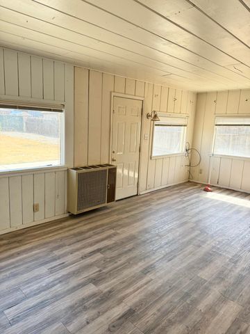 137 N H Street, Exeter, CA 93221