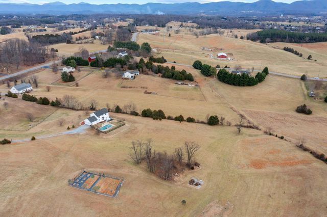 765 Country Club RD, Troutville, VA 24175