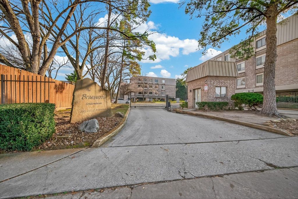 2211 S Braeswood Boulevard 23E, Houston, TX 77030
