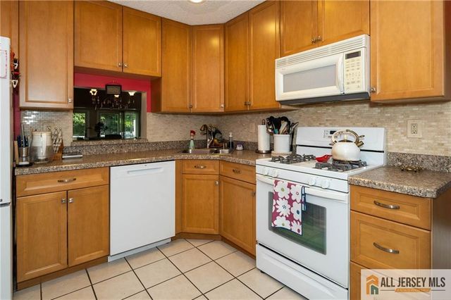 49 Albury Way, North Brunswick, NJ 08902