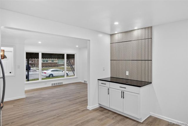 8664 Louise Avenue, Allen Park, MI 48101