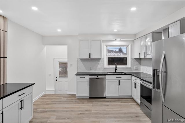 8664 Louise Avenue, Allen Park, MI 48101