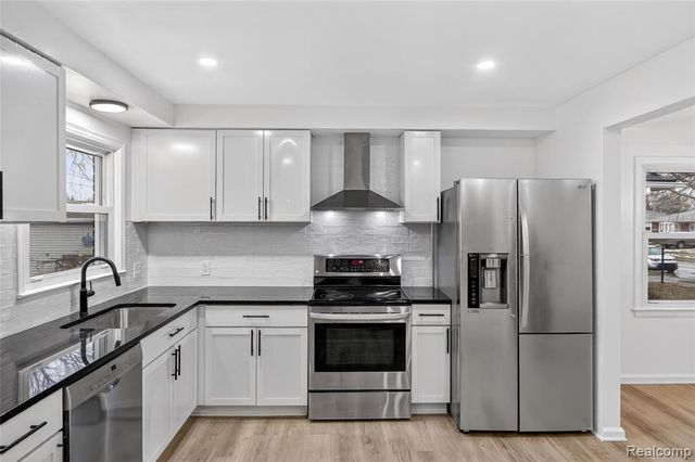 8664 Louise Avenue, Allen Park, MI 48101