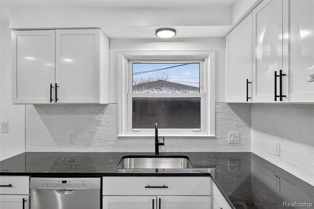 8664 Louise Avenue, Allen Park, MI 48101