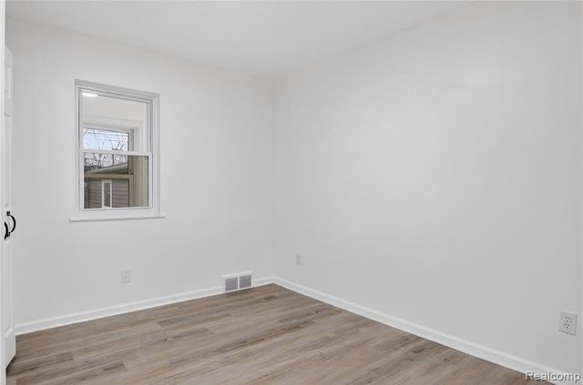 8664 Louise Avenue, Allen Park, MI 48101